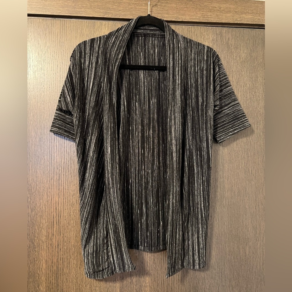 Short sleeved open front sweater, size XS